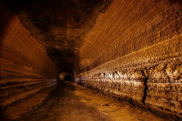 آگهی جستجوی رها شده تونل در سنگ آهک در معدن متروکه