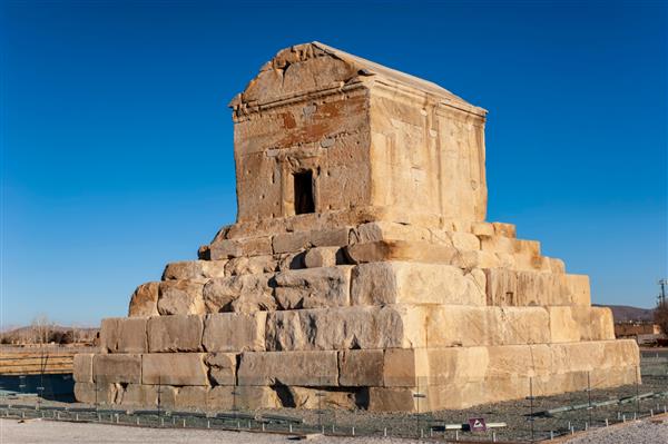 آرامگاه کوروش کبیر بنیانگذار اولین امپراتوری ایران در پاسارگاد نزدیک شیراز ایران