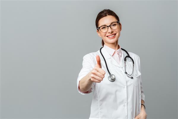 پرتره یک پزشک زن خوشحال با گوشی پزشکی که علامت OK را نشان می دهد