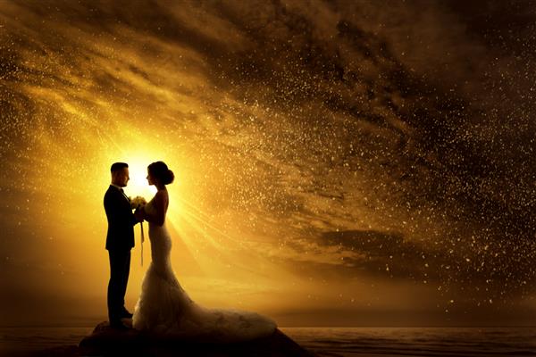 سیلوئت زوج عروسی عروس و داماد بر فراز غروب آفتاب زرد زوج رمانتیک در چشم انداز ستاره های آسمان شب