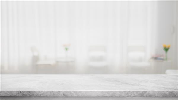 روی میز سنگ مرمر سفید خالی و بنر داخلی کافه و رستوران پنجره شیشه ای تار را به تصویر می کشد - می تواند برای نمایش یا مونتاژ محصولات شما استفاده شود