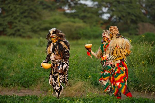 نگوخوخ سنگال 14 اکتبر 2021 شرکت کنندگان در اجرای لباس شیر Faux Lion به تصویر شیری که توسط شیرزنان احاطه شده است می رقصند که با بائوباب های چند صد ساله احاطه شده است