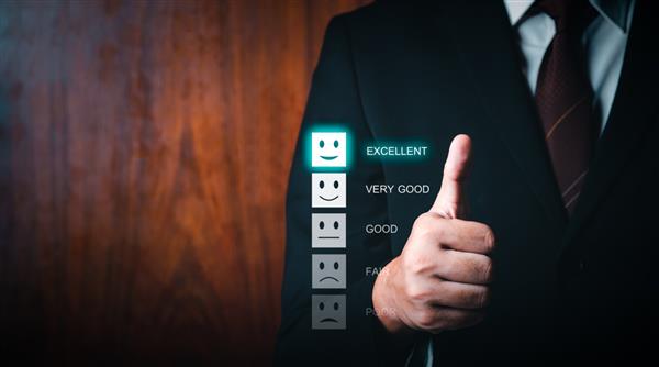 تاجری که نماد صفحه چک باکس عالی را برای افزایش رتبه شرکت نشان می دهد مفهومی در مورد بازخورد و بررسی مثبت مشتری عملکرد عالی