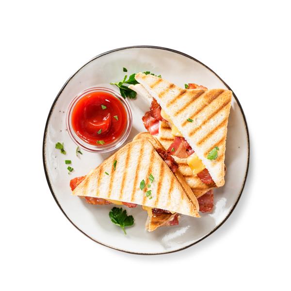 ساندویچ های برشته شده خوشمزه با پنیر چدار و بیکن جدا شده در پس زمینه سفید نمای بالا