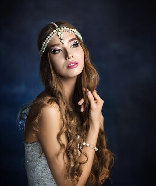 دختر زیبا با جواهرات روی سر مدل با چشمان زیبا