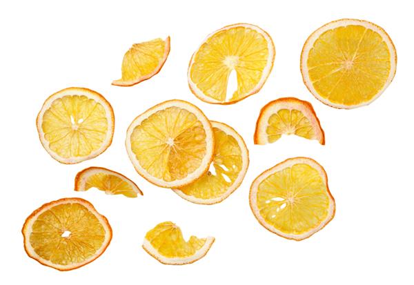 برش های پرتقال خشک شده در حال افتادن از نمای نزدیک روی پس زمینه سفید بریده شده چیپس میوه ای جدا شده