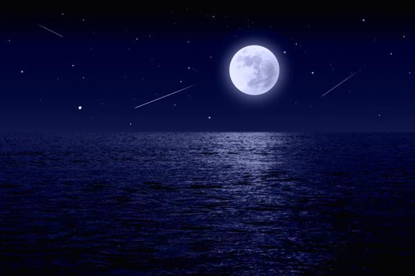آسمان شب آرام بر روی دریا با ماه ستاره ها و ستاره های در حال سقوط