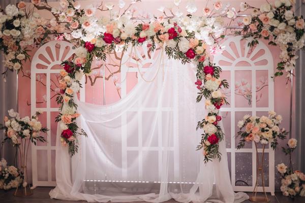 گزینه تزیین اتاق پذیرایی عروسی با گل مصنوعی و بادکنک هلیومی
