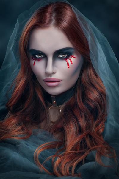 جادوگر زیبا یا زن خون آشام با حجاب پرتره تاریک مدل زیبایی با میک آپ خون چکیده هنر هالووین دختر مدل مرموز