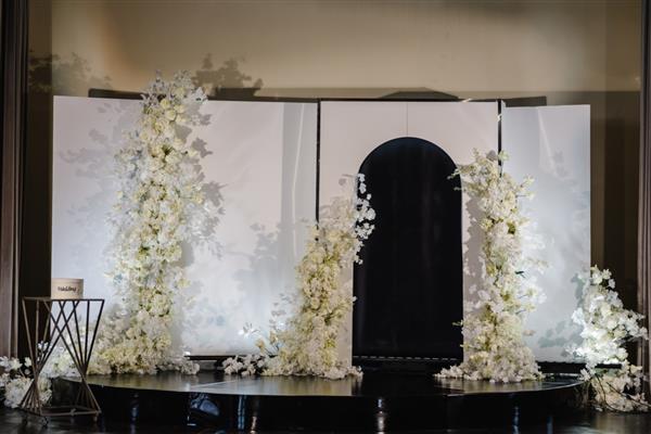 دیوار عکس سیاه قوس سفید محل گلبرگ تزئین شده گل پذیرایی عروسی برای مراسم مجلل در رستوران تالار فضای کپی مفهوم جشن جشن دکوراسیون مد روز در منطقه ضیافت