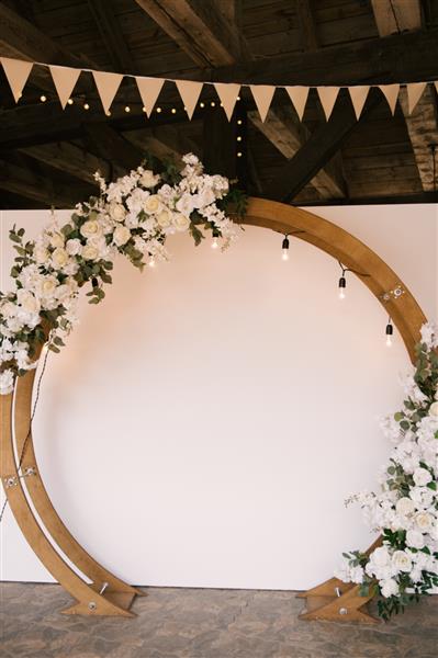 طاق چوبی گرد با زمینه سفید و تزئین شده با گل و گلدسته رترو