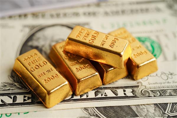 شمش طلا بر روی پول اسکناس دلار آمریکا مفهوم ارز تجاری سرمایه گذاری تجارت مالی