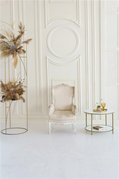 فضای داخلی مدرن روی پس‌زمینه‌ای با بافت سبک یک صندلی قدیمی در نزدیکی میز با گل‌های خشک