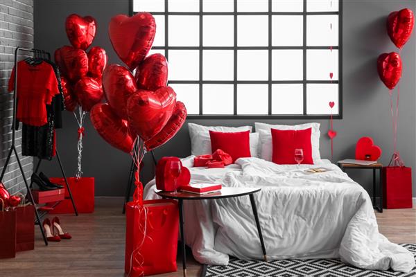 دکوراسیون داخلی اتاق خواب برای روز ولنتاین با بادکنک و قلب