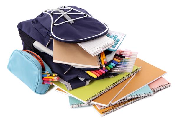 کیف مدرسه جعبه مداد کتاب و لوازم جدا شده در پس زمینه سفید