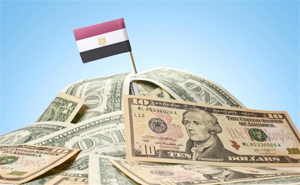 پرچم ملی مصر در انبوهی از دلار آمریکا چسبیده است سریال