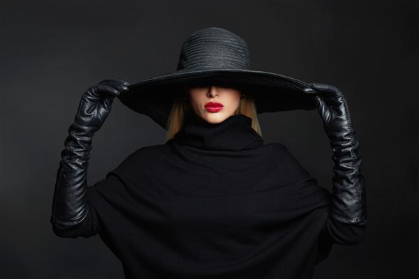 زن زیبا با کلاه و دستکش چرمی مدل لباس یکپارچهسازی با سیستمعامل دخترکلاه سیاه با لبه بزرگجادوگر هالووین