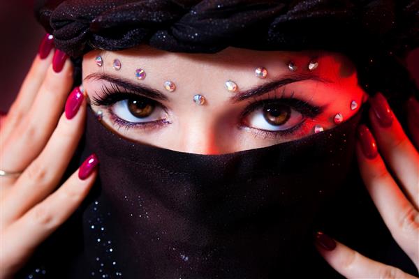 نگاه نزدیک زن عرب با چشم قهوه ای