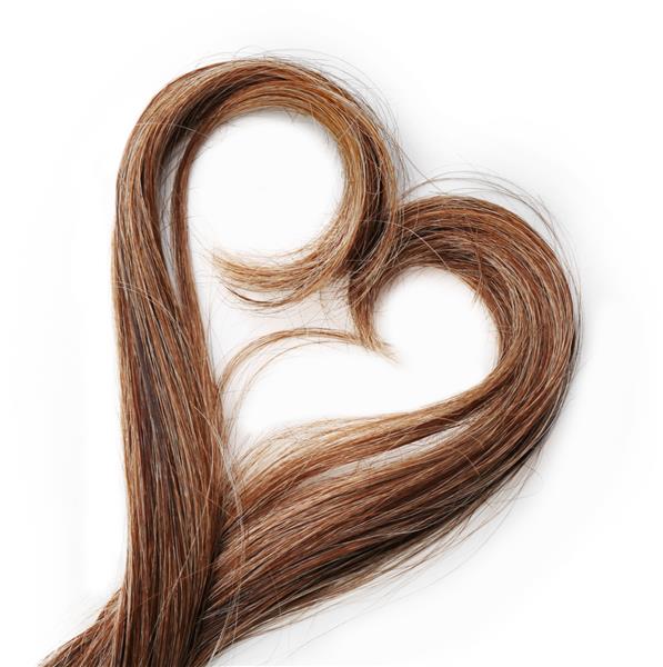 رشته های مو قهوه ای به شکل قلب جدا شده روی سفید