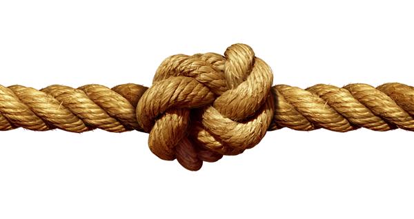 گره طناب جدا شده در زمینه سفید به عنوان یک خط دریایی قوی دریایی که به عنوان نمادی برای اعتماد و ایمان و استعاره ای از قدرت یا استرس به هم گره خورده است