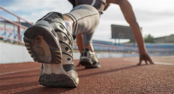 دویدن پاهای ورزشکار روی تردمیل نمای نزدیک روی کفش
