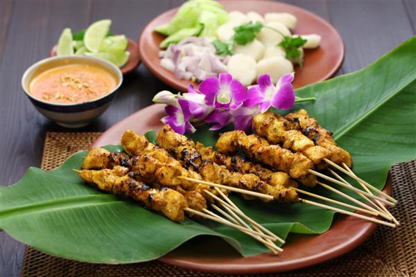 ساتای مرغ ساته ایام و لوتوننگ با سس بادام زمینی غذای سیخ اندونزیایی