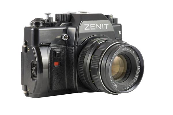 PYATIGORSK روسیه - 07 فوریه 2015 ZENIT-122 یک دوربین SLR روسی ساخته شده در اتحاد جماهیر شوروی در سال 1997 نام تجاری تولید شده توسط KMZ برای استفاده با فیلم 35 میلی متری است