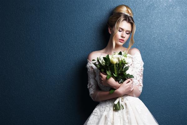 عروس جوان زیبا مدل موی عروسی موهای بلوند لباس عروس آرایش و دسته گل عروس شوت داخلی