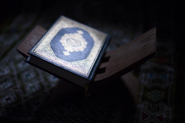 قرآن - کتاب مقدس مسلمانان در سراسر جهان بر روی تخته های چوبی