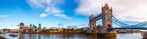 افق پانوراما لندن با نماد نمادین پل برج و قصر و قلعه سلطنتی اعلیحضرت معروف به برج لندن از ساحل جنوبی رودخانه تیمز در صبح