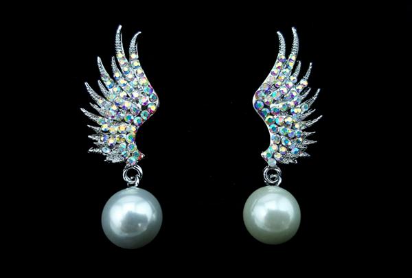 طرح گوشواره زیبا از زیورآلات مد جواهرات زنانه و کریستالی یا الماس براق