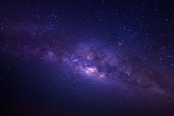 کهکشان راه شیری با ستاره ها و غبار فضایی در کیهان عکس با نوردهی طولانی با دانه