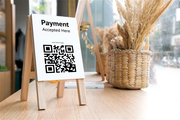 پرداخت کد Qr خرید آنلاین مفهوم فناوری جامعه بدون نقد کافی شاپ پرداخت دیجیتالی بدون پول برچسب چوبی روی میز را پذیرفت