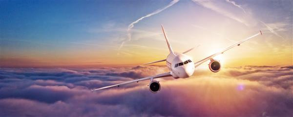 هواپیمای تجاری در حال پرواز بر فراز ابرها در نور چشمگیر غروب خورشید وضوح تصویر بالا مفهوم سفر و حمل و نقل سریع