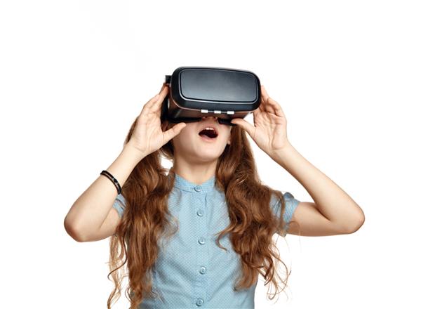 دختر جوان با عینک واقعیت مجازی جدا شده در پس زمینه سفید هدست VR