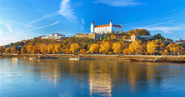 قلعه براتیسلاوا پارلمان و رودخانه دانوب در روز زیبای پاییزی براتیسلاوا اسلواکی