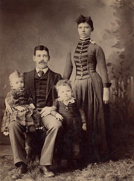 پرتره خانوادگی عتیقه دهه 1800 که مادر و پدر و دو فرزندشان را به تصویر می‌کشد
