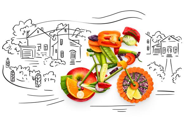 مفهوم غذای سالم دوچرخه سواری در حال دوچرخه سواری ساخته شده از سبزیجات و میوه های تازه در پس زمینه طرح دار