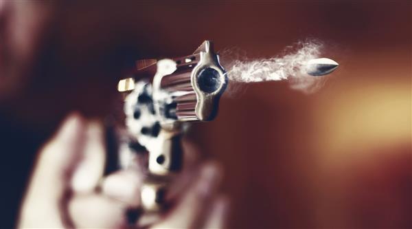 هفت تیر تفنگ دستی با شلیک گلوله در حال پرواز