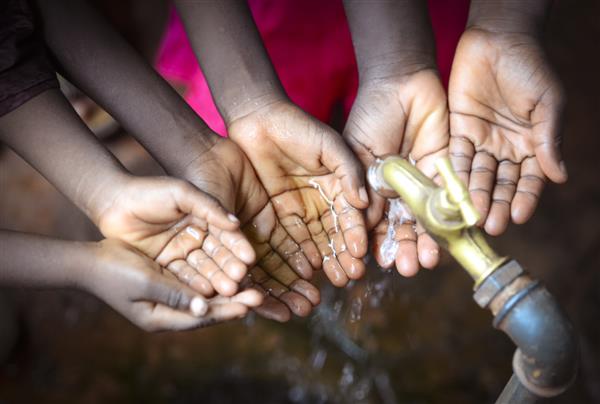کودکان آفریقایی که دستانشان را زیر آب تمیز و بهداشتی گرفته اند