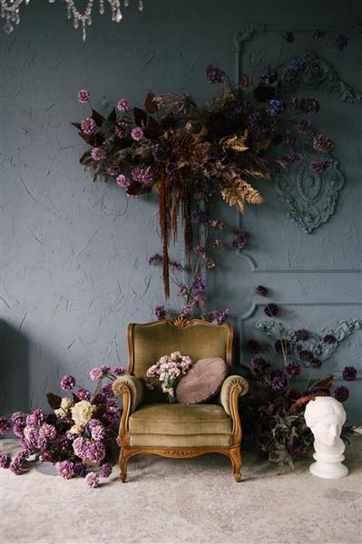 صندلی راحتی چوبی قدیمی با تزئینات گل در فضای داخلی طراحی خانه لوکس