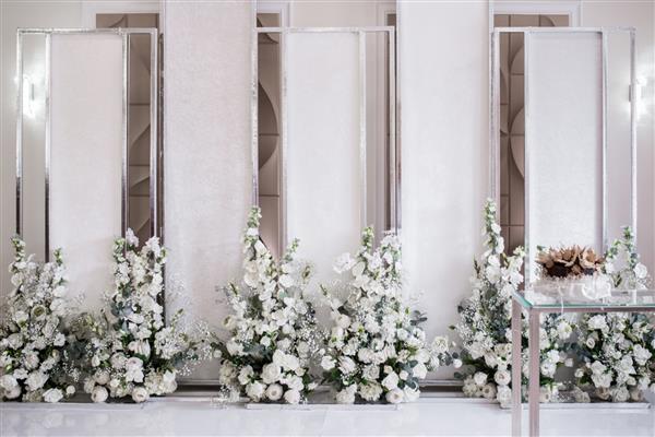 منطقه عکس عروسی تل سفید و پرده بژ تزئین شده با یک دسته گل شیک پذیرایی عروسی برای مراسم مجلل در رستوران تالار فضای کپی مفهوم جشن جشن