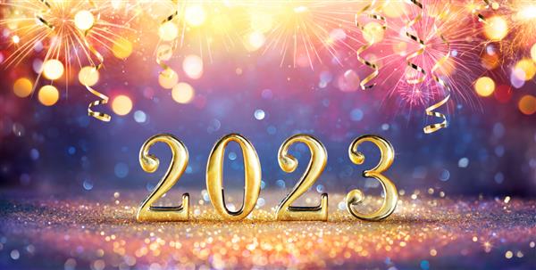 2023 سال نو مبارک - اعداد طلایی در براق با آتش بازی - مفهوم جشن - چراغ های غیر متمرکز انتزاعی