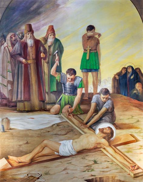 والنسیا اسپانیا - 17 فوریه 2022 نقاشی عیسی به عنوان بخشی از راه صلیب کلیسا توسط بلور دلمای از اواسط 20 قرن به صلیب میخکوب شده است.