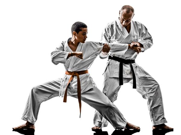 دو مرد کاراته سنسی و دانش آموزان نوجوان معلم تدریس می کنند جدا شده بر روی زمینه سفید