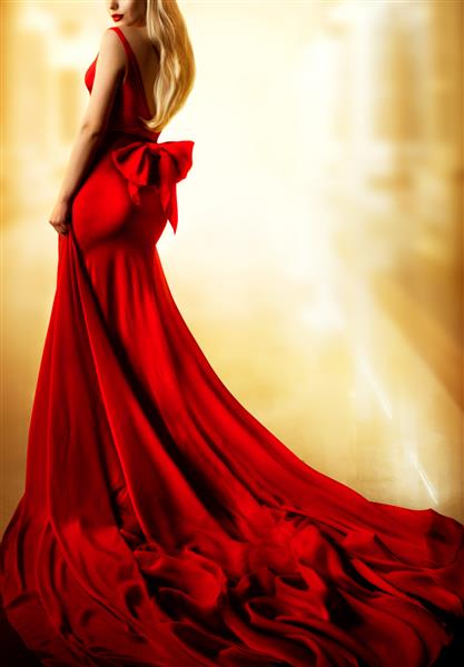 مدل لباس قرمز زن بلوند مد با لباس شب بلند نمای پشت پس زمینه نور زرد