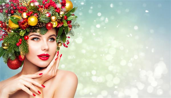 آرایش زیبایی زن کریسمس مدل موی کریسمس تاج گل پرتره مدل مد زمستانی با آرایش لب های قرمز دختر زیبا روی پس زمینه آبی برفی