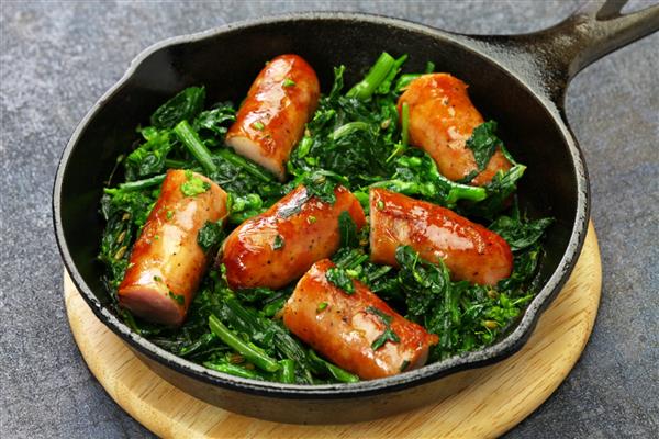 salsiccia e cime di rapa سوسیس و سبزی لاله سرخ شده در ماهیتابه غذاهای ایتالیایی جنوبی