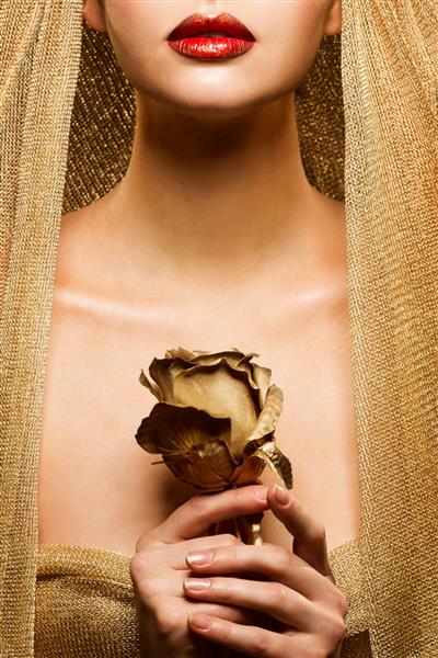 آرایش لب های مد زن زیبا با گل رز طلایی