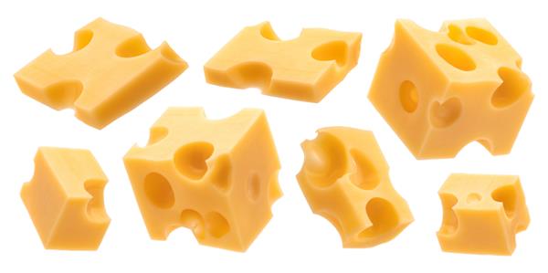 مجموعه ای از مکعب های پنیر تکه های امنتال سوئیسی ایزوله شده در پس زمینه سفید با مسیر برش